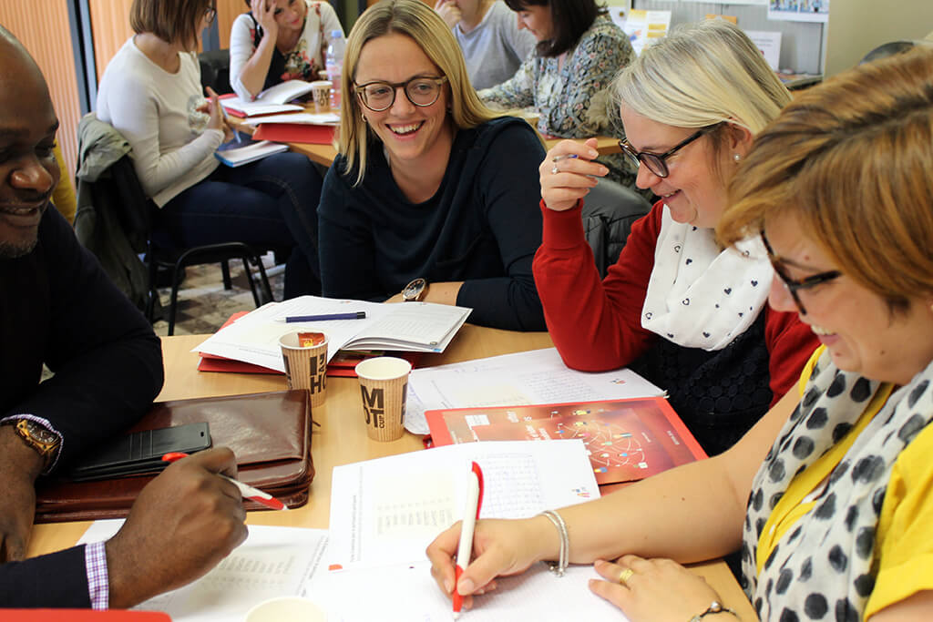 Personnes souriantes autour d'une table